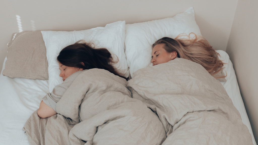 Kaksi naista nukkuu pellavalakanoissa