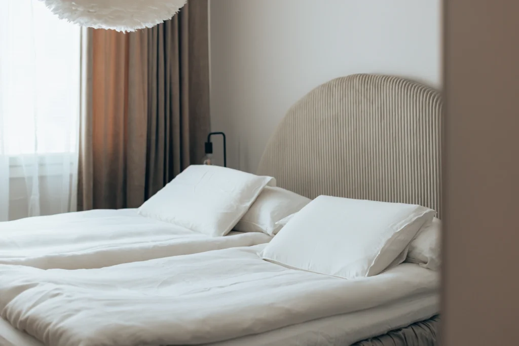 Patjat ja siististi sijatut sängyt