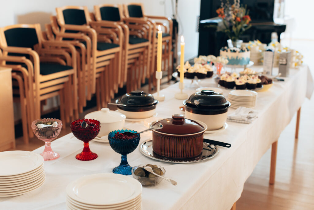 Katettu pöytä kauniin pöytäliinan päällä